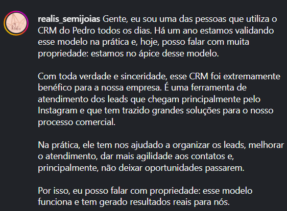 Print do feedback de @realis_semijoias no Instagram relatando o uso diário e os benefícios do SenaCRM